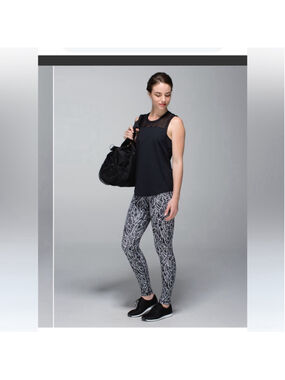 Lululemon Wunder Under Pant Luxtreme Roll Down
Pretty Palm Black Angel Wing sz 4